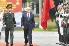 Minister of National Defence Phan Van Giang and Turkish Minister of National Defence Yasar Guler review the honour guard. (Photo: THE DAI)