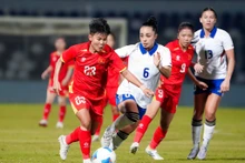 Viet Nam women’s football team (in red) faces the Philippines in the SEA Games 33 final. (Photo: tuoitre.vn)