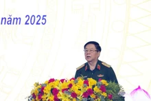 General Nguyen Trong Nghia delivers remarks at the meeting.