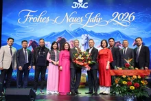 Vietnamese Ambassador to Germany Nguyen Dac Thanh, together with his spouse and officials from the Vietnamese Embassy, presents flowers to Nguyen Van Hien, General Director, and leaders of the Dong Xuan Centre. (Photo: VNA)