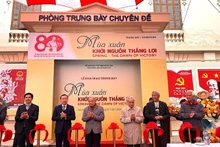 Delegates cut the ribbon at the opening ceremony of the thematic exhibition “Spring – The Beginning of Victory”.