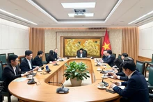 Deputy Prime Minister Nguyen Chi Dung receives a delegation of Seoul Semiconductor Co., Ltd. led by its CEO Lee Chung-hoon in Ha Noi on January 16. (Photo: Government Portal)