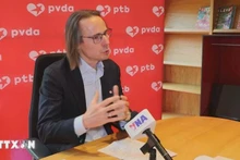 Benjamin Pestieau, Deputy General Secretary of the Workers’ Party of Belgium (PTB), speaks to Viet Nam News Agency correspondents in Brussels. (Photo: VNA)