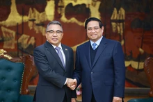 Prime Minister Pham Minh Chinh (R) and outgoing Philippine Ambassador Meynardo Los Baños Montealegre during their meeting in Hanoi on January 3, 2026 (Photo: VNA)