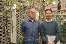 Assoc. Prof. Dr. Pham Quoc Nghi (right) poses for a photo with Assoc. Prof. Dr. Tran Hai Duc of the Ha Noi University of Science. (Photo published by VNA)