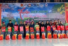 Presenting gifts to poor and near-poor households, and to families under preferential social policy in Anh Son Commune.