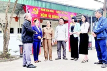 Cadres and residents of Dong Cuong Hamlet, Khanh Thien Commune, Ninh Binh Province share experience in building an exemplary model new-style rural area.
