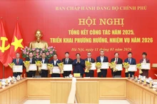 Prime Minister Pham Minh Chinh presents Certificates of merit from the Government’s Party Committee to individuals with outstanding achievements. (Photo: VNA)