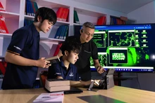 Guiding students at Phenikaa University in “hands-on” exercises to counter cyberattacks. (Photo: NGOC THOM)