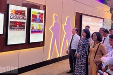 Delegates visit an exhibition on the newly inaugurated Photography Walkway in Ho Chi Minh City. (Photo: LINH BAO)