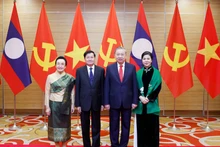 Party General Secretary To Lam and his spouse with Party General Secretary and President of Laos Thongloun Sisoulith and his spouse at the banquet (Photo: VNA)