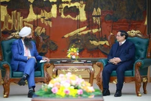 Prime Minister Pham Minh Chinh (R) receives Canadian Secretary of State for International Development Randeep Sarai (Photo: VNA)