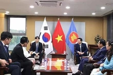 Within the framework of the conference, a networking seminar was organised to connect Quang Tri Province with Hanwha Energy Group and Tay Ninh Province with GS Group of the RoK. (Photo: Embassy of Viet Nam in the RoK)