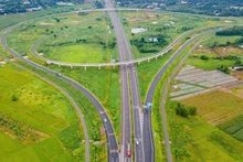 To date, the total length of the national expressway network has nearly reached 2,500 km, helping to increase investment efficiency, reduce logistics costs, and open up new development space.