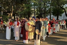 More than 200 Vietnamese and Japanese friends joined the walk in traditional Vietnamese ao dai. (Photo: VNA)