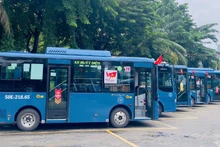 Currently, the city operates 47 electric bus routes with 606 vehicles in service. (Photo: QUY HIEN)