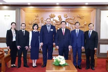 Nguyen Trong Nghia, Politburo member, Secretary of the Communist Party of Viet Nam (CPV) Central Committee, and Chairman of its Commission for Information, Education and Mass Mobilisation (third, right) and the high-ranking delegation of the Communist Party of Uruguay (PCU). (Photo: VNA)