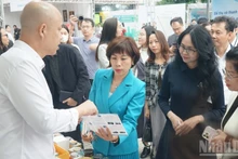 Vietnamese enterprises introduce products with export potential through cross-border e-commerce to delegates and guests. (Photo: TRUNG HUNG)