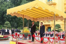 General Secretary of the Communist Party of Viet Nam (CPV) Central Committee To Lam (R) hosts a red-carpet welcome ceremony for First Secretary of the Communist Party of Cuba (CPC) Central Committee and President of Cuba Miguel Díaz-Canel Bermúdez. (Photo: VNA)