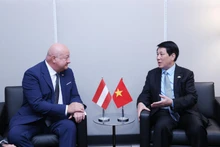 Vietnamese State President Luong Cuong (R) receives Austrian Prime Minister Christian Stocker on the sidelines of the General Debate of the 80th Session of the United Nations General Assembly in New York, the US, on September 22 (local time). (Photo: VNA)