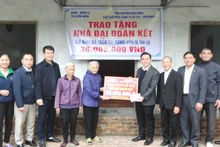 Presenting a “Great Unity” house to the family of Tran Thi Oanh (Hamlet 18, Tra Lu, Xuan Hung Commune).
