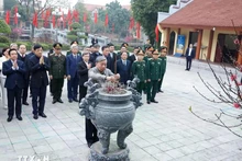 Party General Secretary To Lam and his delegation offer incense at the memorial house of former Party General Secretary Nguyen Van Linh in Nguyen Van Linh commune, Hung Yen province. (Photo: VNA)