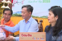 Ambassador Nguyen Minh Tam and his spouse present gifts at the event. (Photo: DUY TOAN)