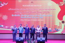 Vietnamese Ambassador to Laos Nguyen Minh Tam (third from left) and Lao Party and State leaders at the Tet gathering (Photo: VNA)