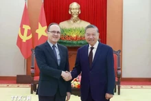 Party General Secretary To Lam (R) receives Russian Ambassador to Viet Nam Gennady Bezdetko (Photo: VNA)