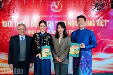 Within the Homeland Spring programme, Nguyen Thi Lien (second from left attends the launch of the “Vui hoc tieng Viet” book series.