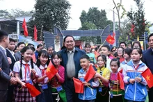 Prime Minister Pham Minh Chinh with teachers and students of the Cam Thach inter-level school, Cam Thach Commune, Thanh Hoa.