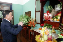 Politburo member and Permanent member of the Party Central Committee's Secretariat Tran Cam Tu offered incense in tribute to President Ho Chi Minh at House 67. (Photo: VNA)