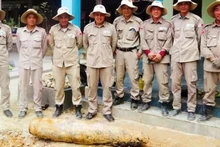 PeaceTrees Vietnam personnel safely move the bomb to a designated detonation site. (Photo: nhandan.vn)