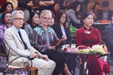 Ngo Phuong Ly (right), spouse of Party General Secretary To Lam, and Duke of Richmond Charles Henry Gordon-Lennox and his spouse enjoy Vietnamese tea and special performances at the Viet Nam National Fine Arts Museum on February 24. (Photo: VNA)