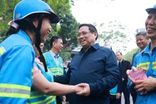 PM Pham Minh Chinh extends Tet greetings to sanitation workers at Yen The Alley on Nguyen Thai Hoc Street. (Photo: VNA)