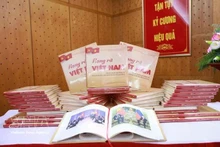 Display of the book titled “Radiant Viet Nam – Milestones of achievements during the 13th National Party Congress term” (Photo: baochinhphu.vn)