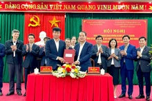 At the conference, the Standing Board of the Viet Nam Fatherland Front Committee of Ninh Binh Province and the Ninh Binh Election Committee signed a handover record for the list of eligible candidates in accordance with regulations.