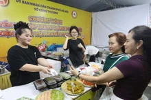 Consumers experience cashless payment methods at the event. (Photo: nhandan.vn)