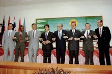 Foreign Minister Nguyen Manh Cam (second from right), the ASEAN Secretary-General, and ASEAN Foreign Ministers at the meeting admitting Viet Nam as the seventh official member of ASEAN, on July 28, 1995, in Bandar Seri Begawan, the capital of Brunei. (Photo: VNA)