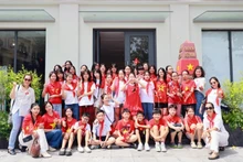 Students take souvenir photos at the Truong Sa sovereignty marker model at Ho Guom Cultural Information Centre. (Photo: nhandan.vn)