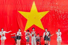 The art performance “Love Your Country in Your Own Way”. (Photo: nhandan.vn)