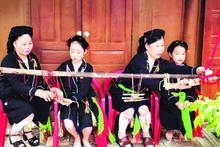 San Diu children are taught by their mothers and grandmothers to weave and embroider traditional costumes by hand. (Photo: nhandan.vn)