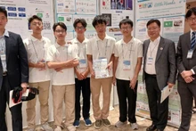 Tran Thuan Hieu (third from the right) and the Viet Nam team receive the Silver Medal at the World Invention Creativity Olympic (WICO) 2025 in the Republic of Korea. (Photo: nhandan.vn)