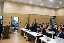 Legal queries and concerns being addressed by lawyers and officials from the Vietnamese Embassy in the Republic of Korea. (Photo: The Ha Noi Bar Association)