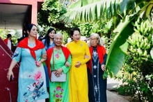 NA Chairman Tran Thanh Man's spouse, Nguyen Thi Thanh Nga and delegates visit a local household in the Vietnamese Village. (Photo: nhandan.vn)