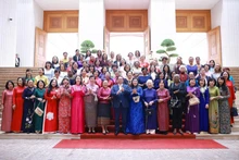Prime Minister Pham Minh Chinh, his spouse, and Vietnamese and international female diplomats at the meeting in Hanoi on July 10, 2025. (Photo: VNA)