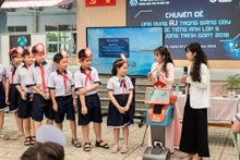 The topic “AI application in teaching and learning English for Grade 5 students” at Truong Dinh Primary School, District 12, Ho Chi Minh City. (Photo: XUAN QUY)