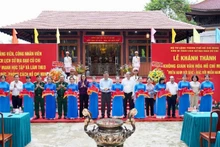 Delegates cut the ribbon at the inauguration of the Ho Chi Minh Cultural Space at Cu Chi Tunnels. (Photo: nhandan.vn)