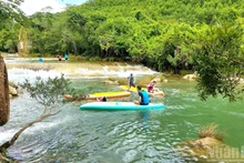 Formerly Quang Binh, now Quang Tri, boasts a wealth of unspoiled and clear streams, offering a refreshing retreat that is becoming a popular summer destination for tourists. (Photo: nhandan.vn)