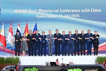 Delegates at the ASEAN+1 foreign ministers’ meetings with China pose for a group photo (Photo published by VNA)